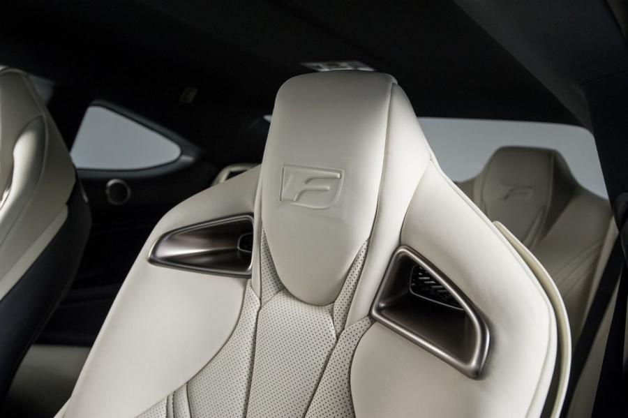 Детали интерьера Lexus RC F 2014 года  (NA) (фото 32 из 200)
